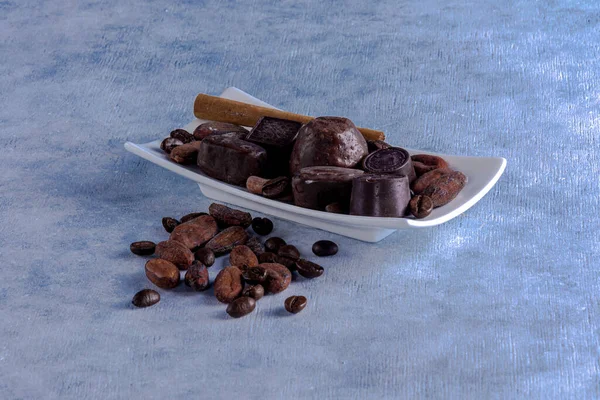 Chocolates Bandeja Rectangular Blanca Acompañados Granos Cacao Café Especias — Foto de Stock