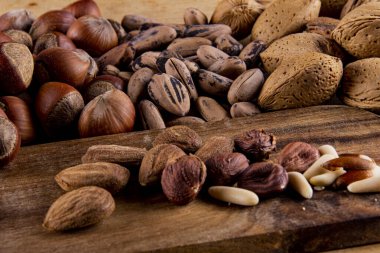 Tahta üzerinde değişik fındıklı kesme tahtası..