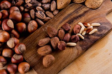 Tahta üzerinde değişik fındıklı kesme tahtası..