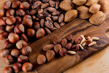 Tahta üzerinde değişik fındıklı kesme tahtası..