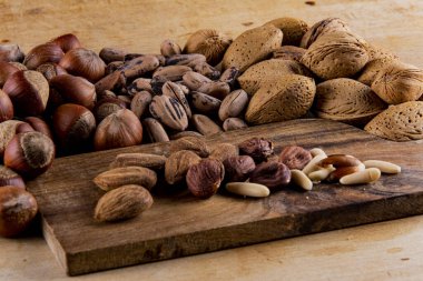 Tahta üzerinde değişik fındıklı kesme tahtası..