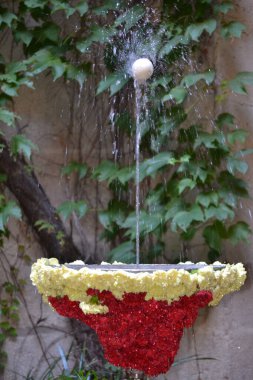 Suyun üstünde yumurta dansı. Dans eden yumurta (l 'ou com balla), Corpus Christi festivallerinde güzel bir Katalan geleneğidir. Ayin 'e hürmet et..