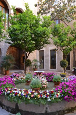 Suyun üstünde yumurta dansı. Dans eden yumurta (l 'ou com balla), Corpus Christi festivallerinde güzel bir Katalan geleneğidir. Ayin 'e hürmet et..