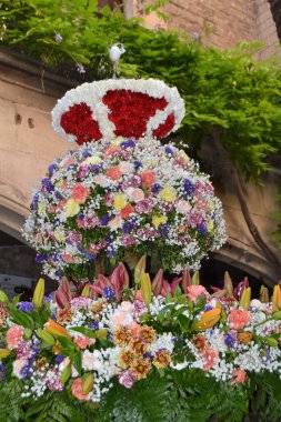 Suyun üstünde yumurta dansı. Dans eden yumurta (l 'ou com balla), Corpus Christi festivallerinde güzel bir Katalan geleneğidir. Ayin 'e hürmet et..