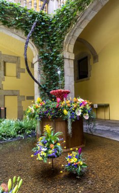 Suyun üstünde yumurta dansı. Dans eden yumurta (l 'ou com balla), Corpus Christi festivallerinde güzel bir Katalan geleneğidir. Ayin 'e hürmet et..