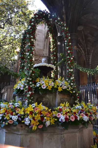 Suyun üstünde yumurta dansı. Dans eden yumurta (l 'ou com balla), Corpus Christi festivallerinde güzel bir Katalan geleneğidir. Ayin 'e hürmet et..