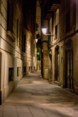 Barcelona 'da küçük bir caddenin gece manzarası.