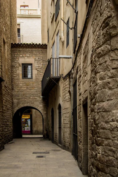 中世にユダヤ人の家族が住んでいた コール と呼ばれる分野で バルセロナのゴシック地区の通り — ストック写真
