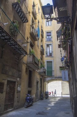 Barcelona, İspanya 'nın eski bir bölgesinde, nehir kenarındaki küçük bir sokakta..