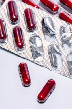 Beyaz arka planda kabarcıklar var. Metin için yer olan stüdyo görüntüsü.