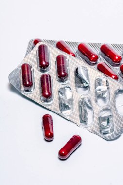 Beyaz arka planda kabarcıklar var. Metin için yer olan stüdyo görüntüsü.