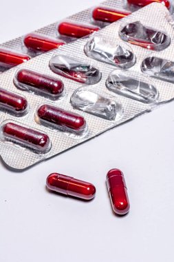 Beyaz arka planda kabarcıklar var. Metin için yer olan stüdyo görüntüsü.