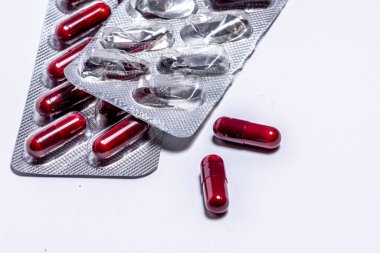 Beyaz arka planda kabarcıklar var. Metin için yer olan stüdyo görüntüsü.