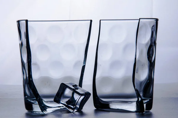 Üveg Két Részre Tört Egy Jégkockával Fehér Háttérrel Fotózták Tanulmányban — Stock Fotó