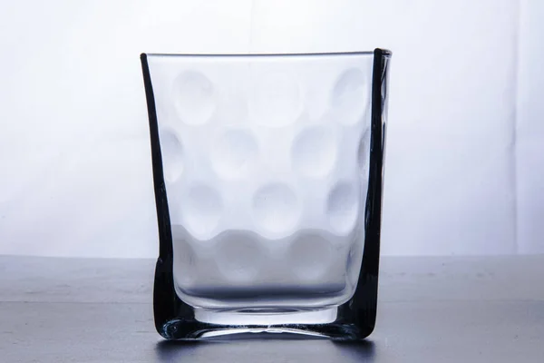 Glas Gebroken Twee Helften Met Een Ijsblokje Gefotografeerd Witte Achtergrond — Stockfoto