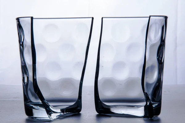 玻璃杯被冰块劈成两半 在研究中拍摄白色背景的照片 静谧的生活 — 图库照片