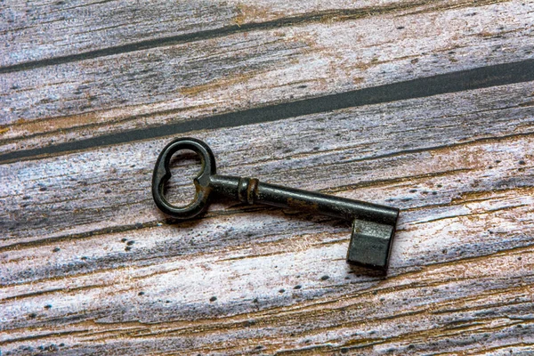 Старий Залізний Ключ Сфотографований Дерев Яному Фоні — стокове фото