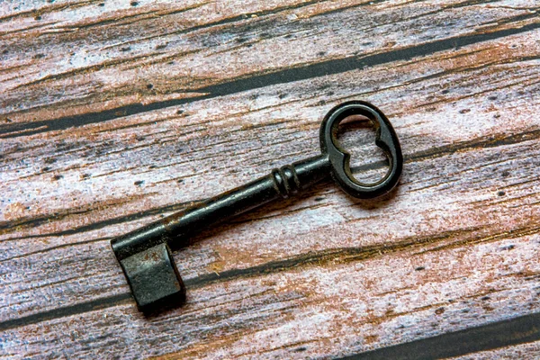 Alter Eiserner Schlüssel Vor Hölzernem Hintergrund Fotografiert — Stockfoto