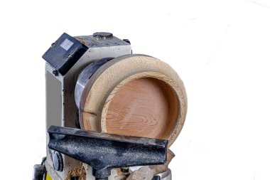 Torna yaparken ahşap kase. Beyaz arkaplan.