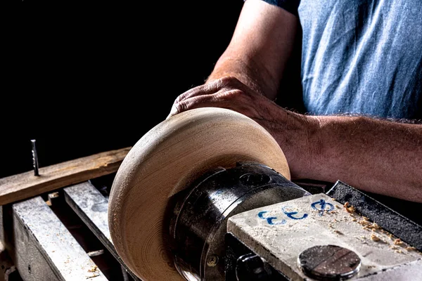 旋盤に木製のボウルを作成職人 ワークショップの画像 黒の背景 — ストック写真