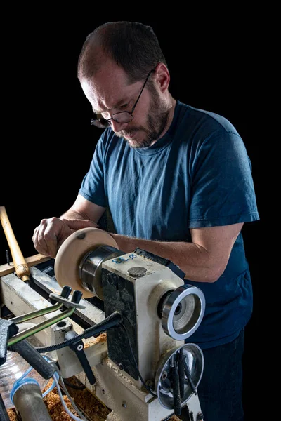 Artesãos Criando Uma Tigela Madeira Torno Imagem Oficina Fundo Preto — Fotografia de Stock