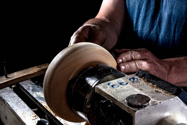 Artesãos Criando Uma Tigela Madeira Torno Imagem Oficina Fundo Preto — Fotografia de Stock