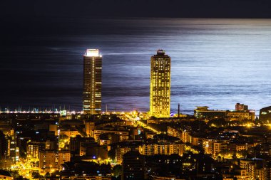 Barcelona 'nın gece manzarası, Turo de la Peira adlı tepeden bir yaz gecesi.