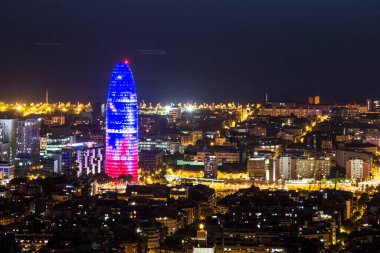 Barcelona 'nın gece manzarası, Turo de la Peira adlı tepeden bir yaz gecesi.