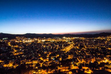 Barcelona 'nın gece manzarası, Turo de la Peira adlı tepeden bir yaz gecesi.