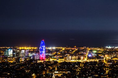 Barcelona 'nın gece manzarası, Turo de la Peira adlı tepeden bir yaz gecesi.
