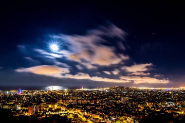 Barcelona 'nın gece manzarası, Turo de la Peira adlı tepeden bir yaz gecesi.