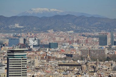 Montjuic dağından Barselona manzarası. Montjuic dağından Barselona manzarası. Bir kış sabahı, arka planda karlı dağları görürsünüz..