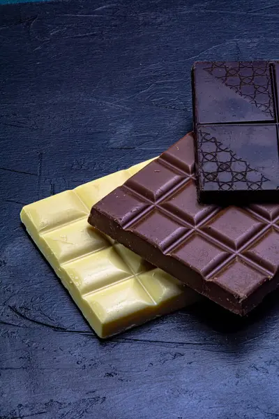 Trois Chocolats Fond Noir Comprimés Chocolat Noir Lait Blanc Sur — Photo