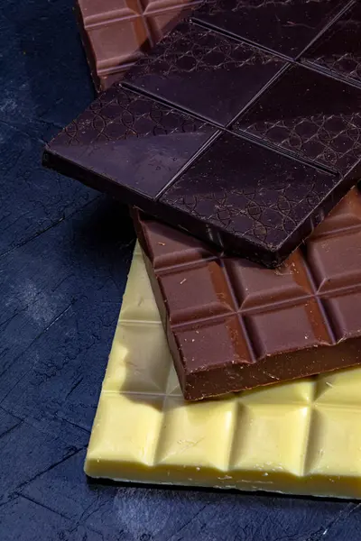 Trois Chocolats Fond Noir Comprimés Chocolat Noir Lait Blanc Sur — Photo