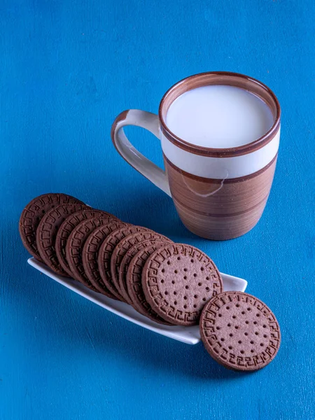 Milch Mit Kakaoplätzchen Auf Einem Weißen Blech Studienfoto Auf Blauem — Stockfoto