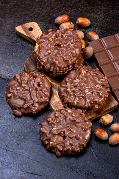 Biscuits Enrobés Chocolat Noisettes Sur Plateau Bois Ainsi Une Barre — Photo