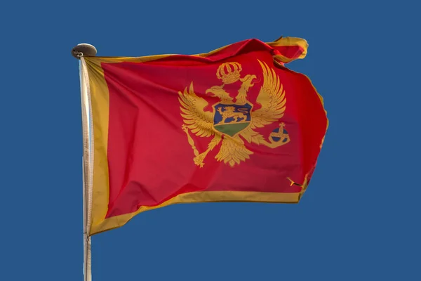 Flaga Czarnogóry Machająca Wietrze Niebieskim Tłem Nieba — Zdjęcie stockowe