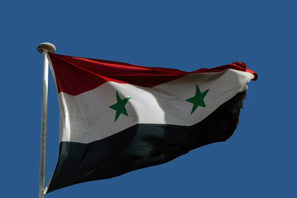 Syriens Flagga Viftar Vinden Med Blå Himmel Bakgrund — Stockfoto