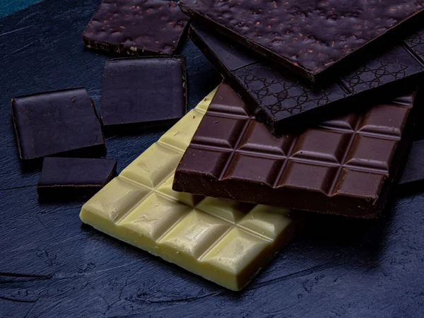 Tre Cioccolatini Fondo Scuro Tavolette Cioccolato Nero Con Latte Bianco — Foto Stock