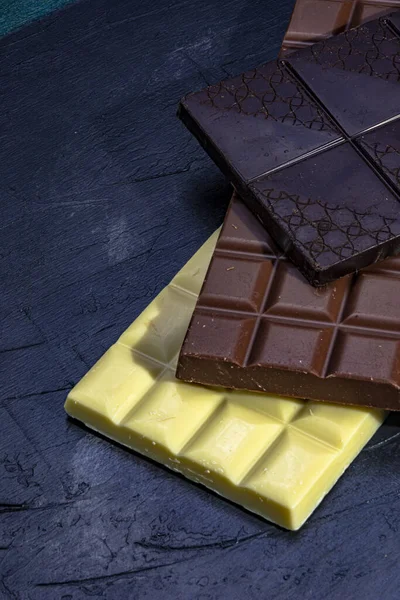 Три Шоколадки Тёмном Фоне Черный Шоколад Таблетки Молоком Белым Темном — стоковое фото