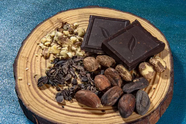 Stukken Pure Chocolade Met Hazelnoten Een Plakje Kofferbak Een Blauwe — Stockfoto