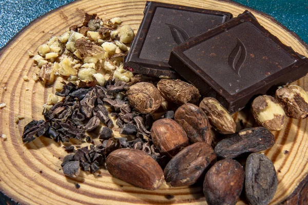 Stukken Pure Chocolade Met Hazelnoten Een Plakje Kofferbak Een Blauwe — Stockfoto