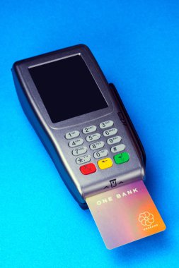 Ön deliğe yerleştirilmiş kredi kartı olan bir veri bankası, orta mavi arka planda stüdyo çekimi. Sahte kart, kullanıcı değil..