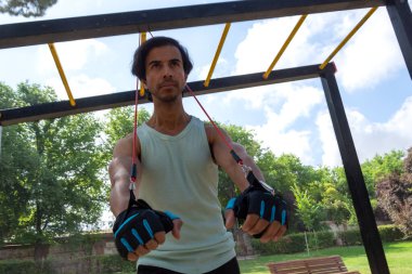 Bir adam direniş bandıyla egzersiz yapıyor.