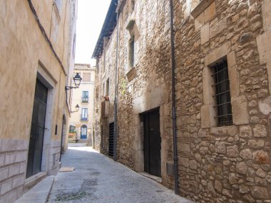 Taş binalar Girona 'nın tarihi Yahudi mahallesinde dar bir cadde boyunca uzanır. Ortaçağ mimarisi ve zengin bir kültür mirası sergilenir..