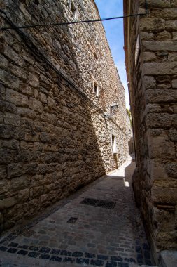 Girona 'nın Yahudi Mahallesi' nde tarihi taş binalarla çevrili dar bir kaldırım taşı caddesi, bölgenin ortaçağ cazibesini sergiliyor..
