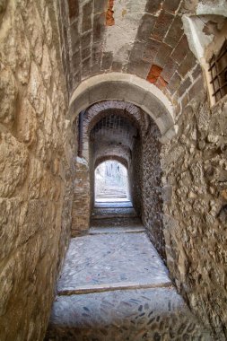 Bölgenin zengin mimari tarihini temsil eden Girona 'nın Yahudi mahallesindeki ortaçağ taşından bir kemer..