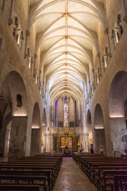 Girona 'daki Basilica de Sant Feliu' nun görkemli iç mekanında Gotik mimari, kubbeli tavanlar ve güzel bir vitray var..
