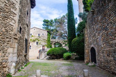 Girona 'da tarihi binalar ve yemyeşil alanlarla çevrili büyüleyici bir taş avlu, mimari güzellikleri gözler önüne seriyor..