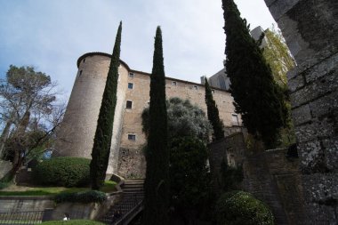 Ortaçağ mimarisini yansıtan Girona Katedralleri 'nin taş kulesi, selvi ağaçları ve yeşilliklerle çevrilidir..